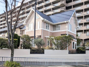 箕面市 O様邸 外壁・屋根塗装｜濃色の屋根が映える上品な外観へ